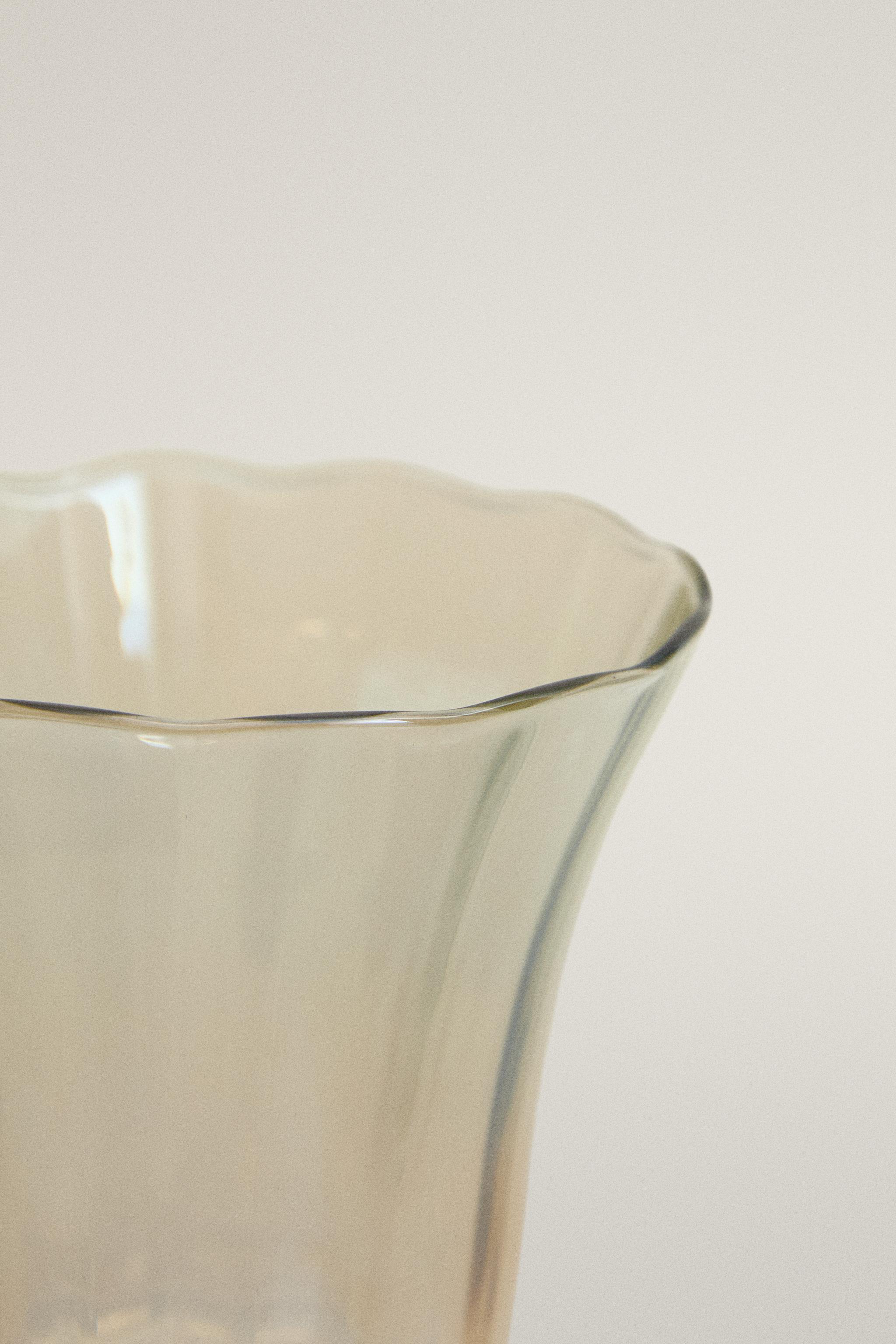 BELL-SHAPED GLASS TUMBLER